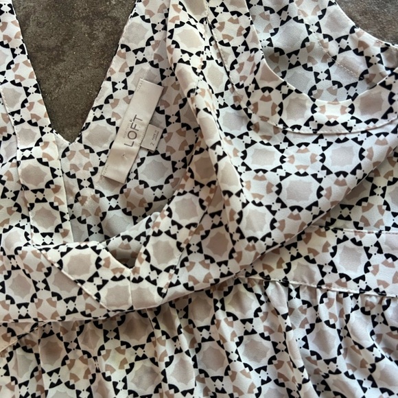 ⭐️BOGO FREE⭐️ Ann Taylor LOFT top in EUC - Picture 5 of 9